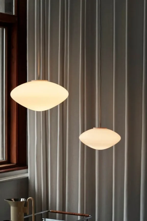 &Tradition Mist pendellampa AP16, mattvit - opalglas