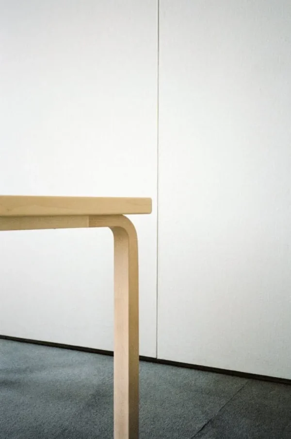 Artek Aalto bord 82A, björk - svart linoleum