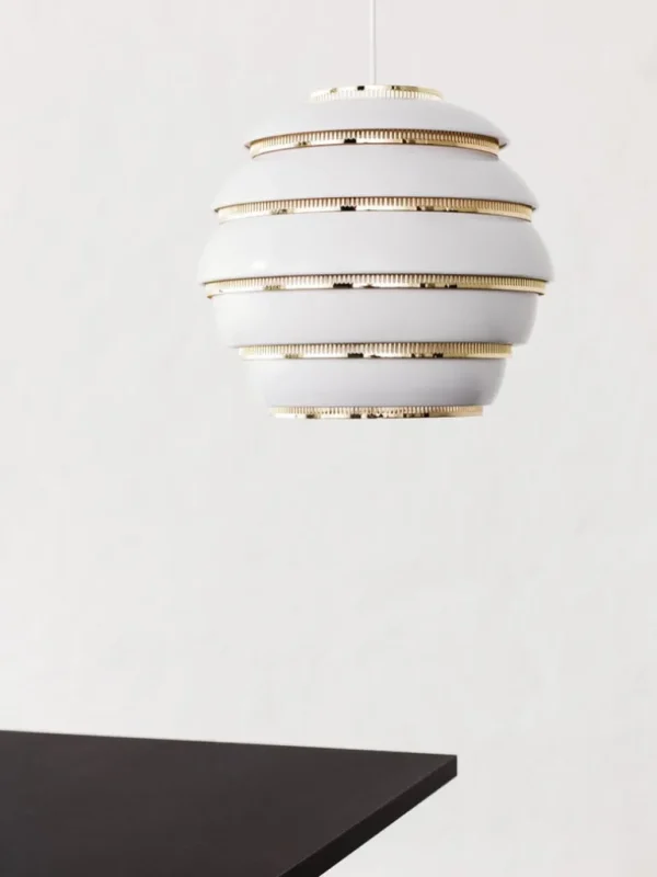 Artek Aalto pendellampa A331 ”Beehive”, vit - mässing