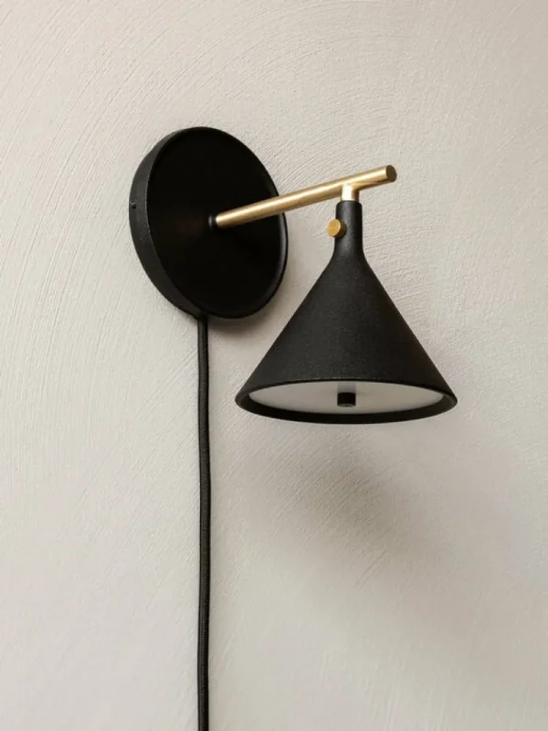 Audo Copenhagen Cast Sconce vägglampa med diffusor, dimbar, svart - mässing