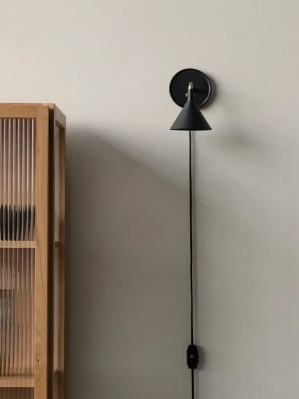 Audo Copenhagen Cast Sconce vägglampa med diffusor, dimbar, svart - mässing