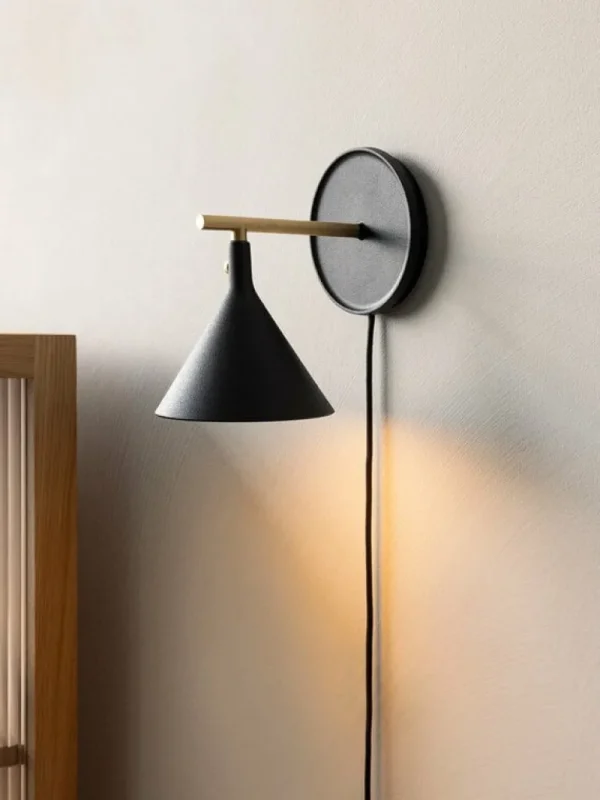 Audo Copenhagen Cast Sconce vägglampa med diffusor, dimbar, svart - mässing