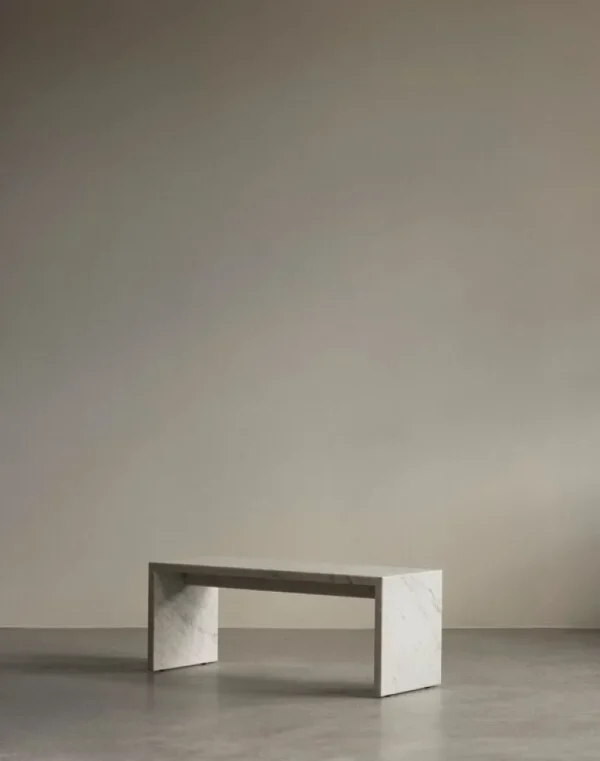 Audo Copenhagen Plinth Bridge bord, vit Carrara-marmor