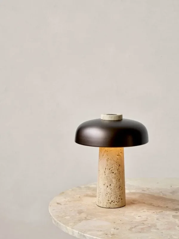 Audo Copenhagen Reverse bordslampa, bronserad mässing - travertin