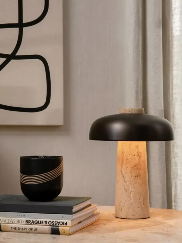 Audo Copenhagen Reverse bordslampa, bronserad mässing - travertin