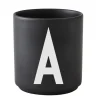 Design Letters Arne Jacobsen porslinsmugg, svart, A-Z