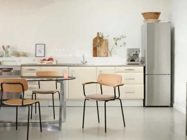 FDB Møbler J183 Holmen stol med armstöd, ekfaner - Grain Taupe