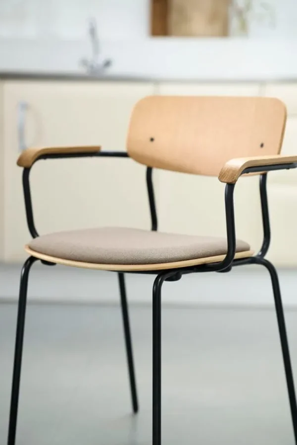 FDB Møbler J183 Holmen stol med armstöd, ekfaner - Grain Taupe