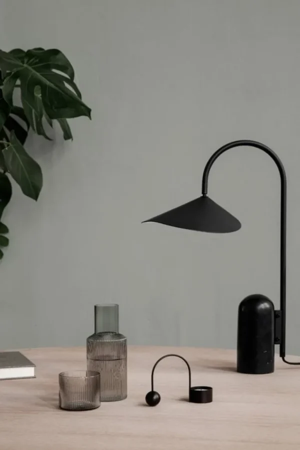 ferm LIVING Arum bordslampa, svart