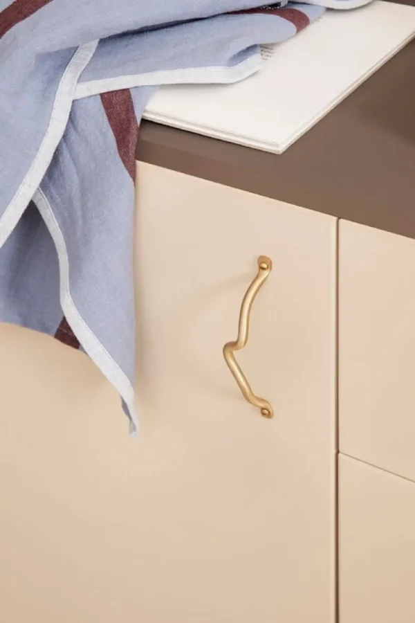 ferm LIVING Curvature handtag, mässing