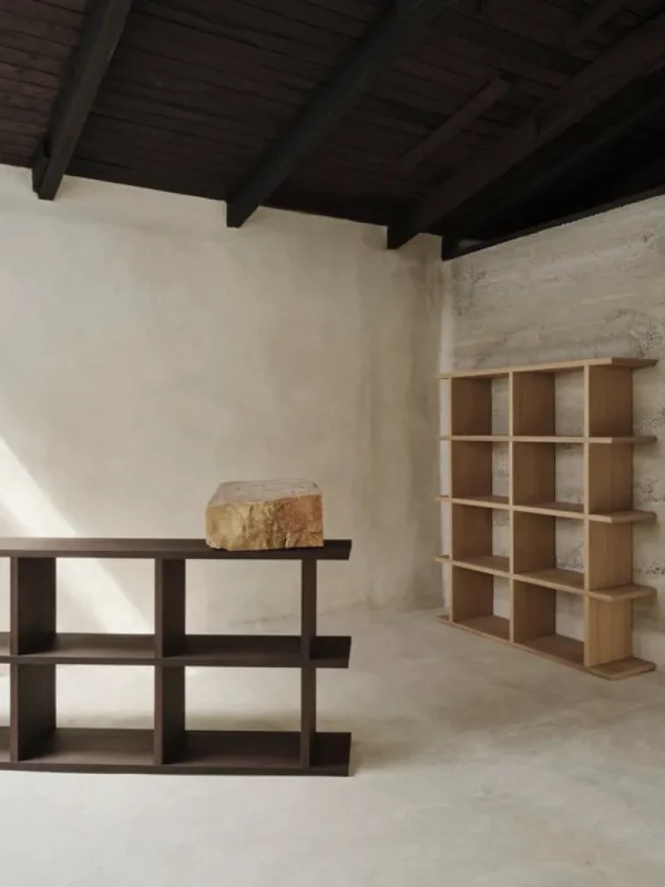 ferm LIVING Kona bokhylla 3x2, mörk betsad ek