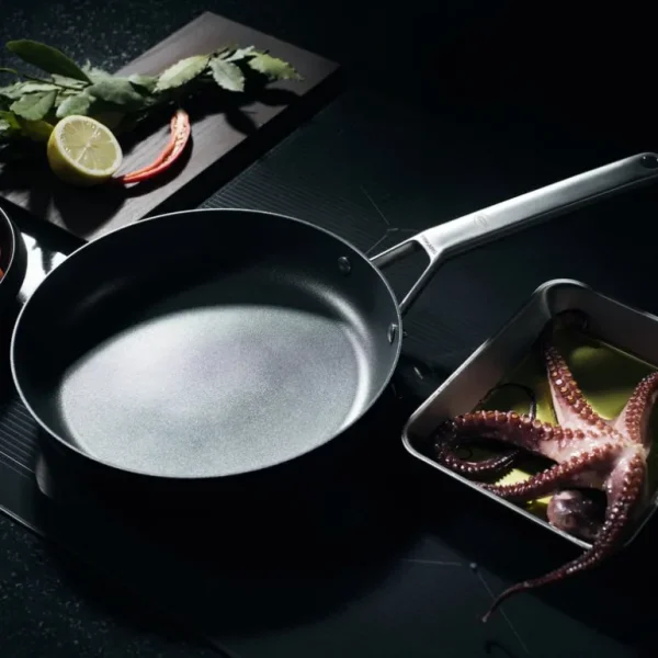 Fiskars Taiten stekpanna, 26 cm