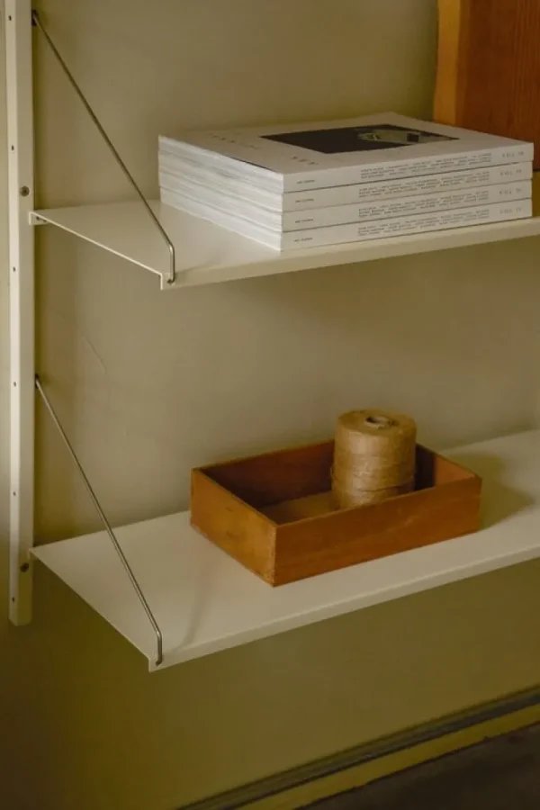 Frama Shelf Library H1852 vägghylla, varmvit