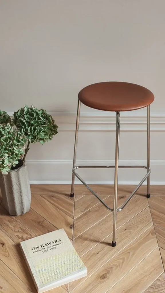 Fritz Hansen Dot hög pall, valnötsfärgat läder - krom