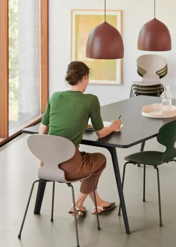 Fritz Hansen Myrstol 3101, djup lera ask - krom