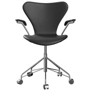 Fritz Hansen Series 7 3217 fåtölj, krom - Essential svart läder