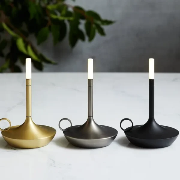 Graypants Wick S bärbar bordslampa, mässing