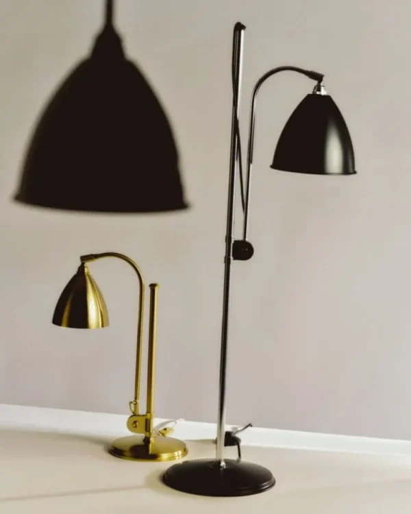 GUBI Bestlite BL1 bordslampa, mässing