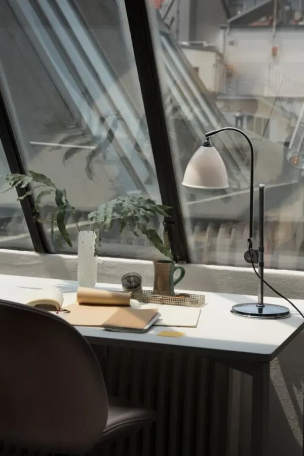 GUBI Bestlite BL1 bordslampa, svart mässing - klassisk vit