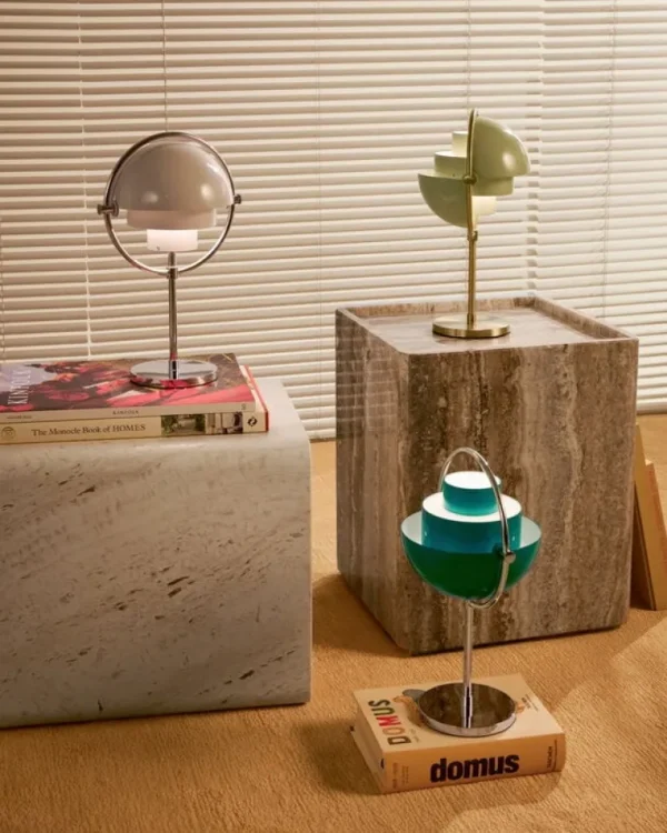 GUBI Multi-lite bärbar bordslampa, mässing - pastellgrå