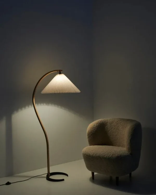 GUBI Timberline golvlampa, ek - björk - vit canvas