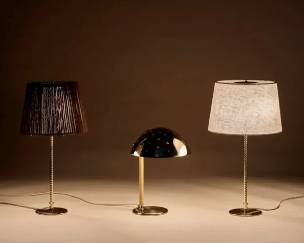 GUBI Tynell 9205 bordslampa, mässing - bambu