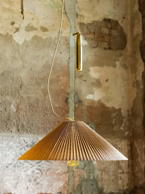 GUBI Tynell A1972 pendellampa, 60 cm, mässing - bambu
