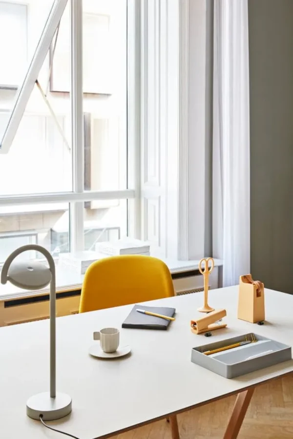 HAY CPH10 2.0 skrivbord, 160 x 80 cm, lackad ek - benvit linoleum