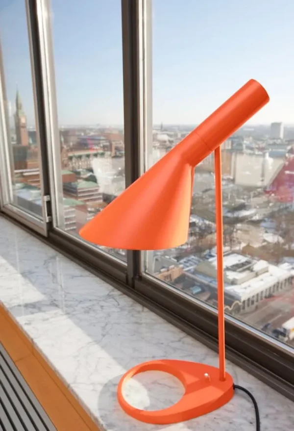 Louis Poulsen AJ bordslampa, electric orange