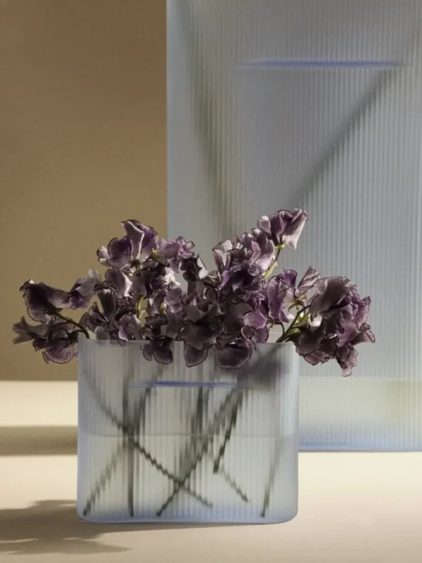 Muuto Ridge vas, 35 cm, ljusblå frostat glas