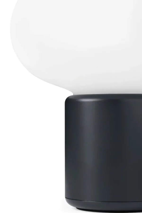 New Works Karl-Johan bärbar bordslampa, kallt svart