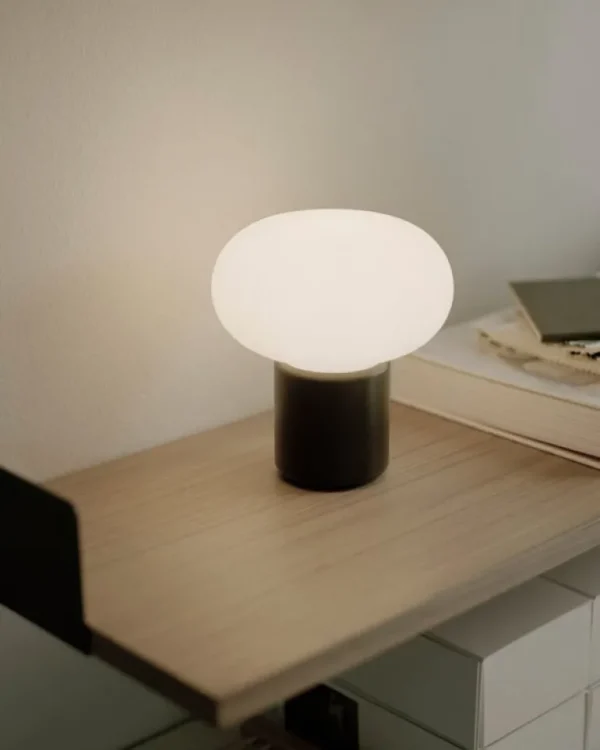 New Works Karl-Johan bärbar bordslampa, kallt svart