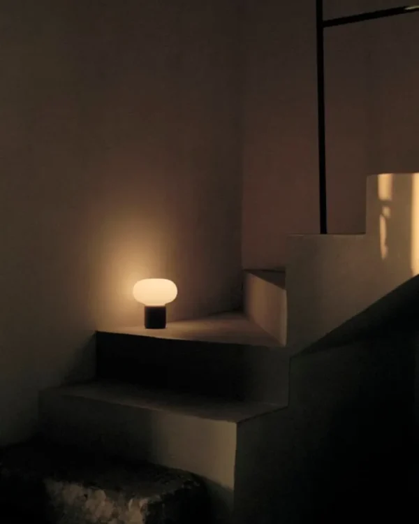 New Works Karl-Johan bärbar bordslampa, jordröd
