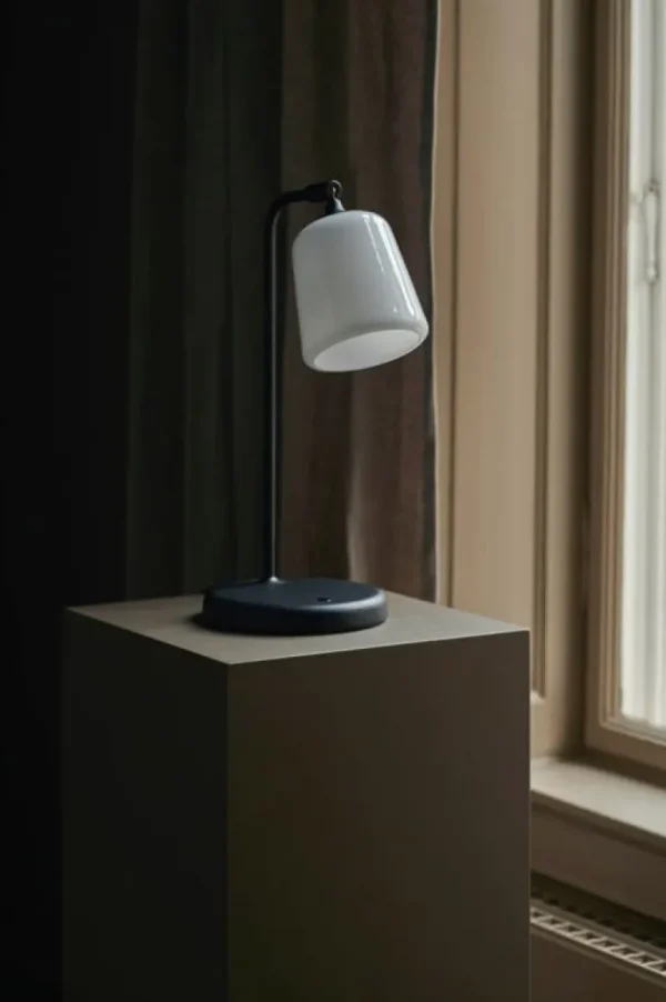 New Works Material bordslampa, opalglas