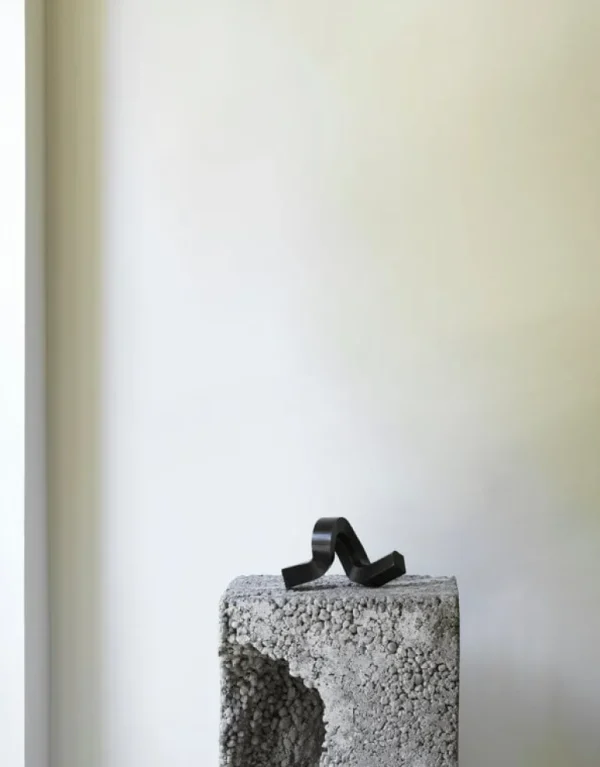 Normann Copenhagen Crooked One, ljusstake, brons