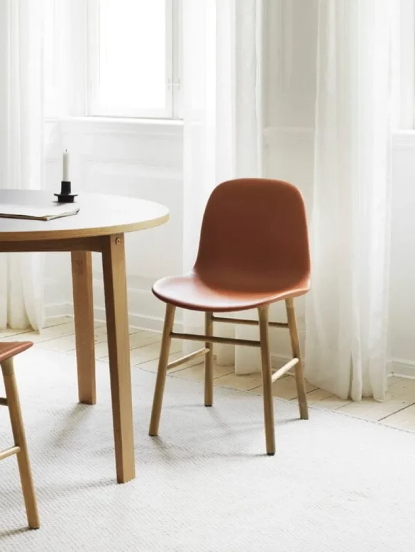 Normann Copenhagen Form stol, ek - svart läder Ultra