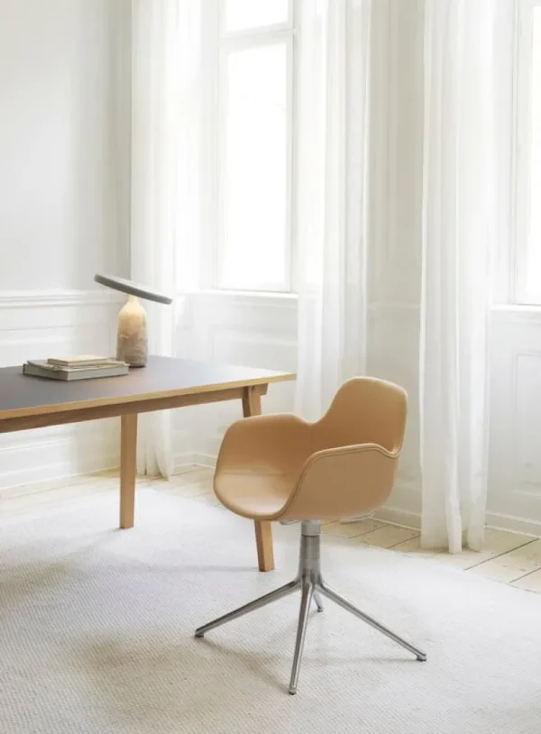 Normann Copenhagen Form Swivel 4L fåtölj, aluminium - svart läder Ultra