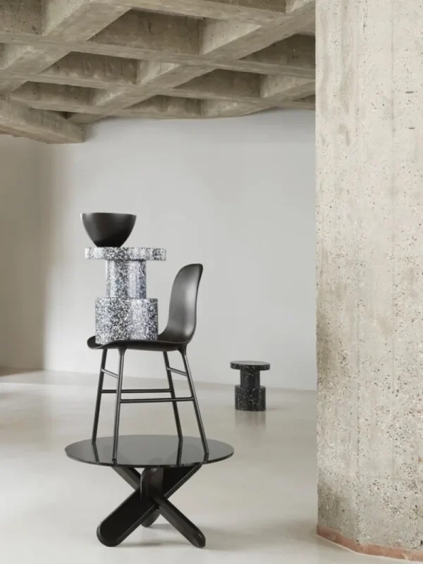Normann Copenhagen Form stol, svart stål - brandy läder Ultra