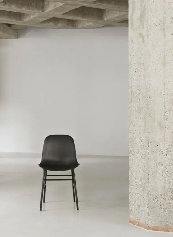 Normann Copenhagen Form stol, svart stål - Synergy 16