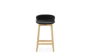 Normann Copenhagen Hyg barstol, 65 cm, ek - svart läder Ultra