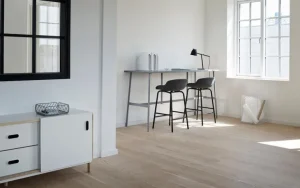 Normann Copenhagen Hyg barstol, 65 cm, svart - brandyfärgat Ultra-läder