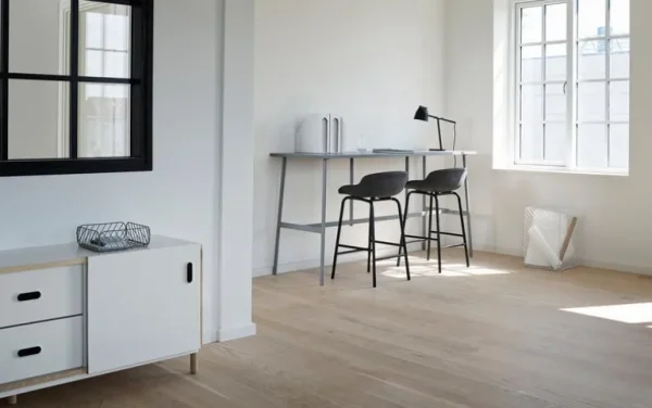 Normann Copenhagen Hyg barstol, 65 cm, svart - brandyfärgat Ultra-läder
