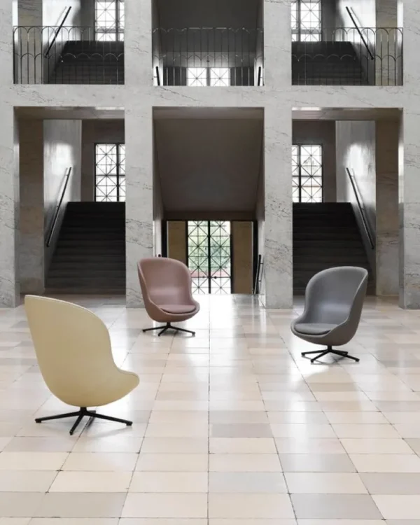 Normann Copenhagen Hyg loungefåtölj, hög, svängbar och lutbar, svart - konjakfärgat