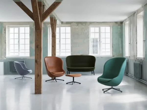Normann Copenhagen Hyg loungefåtölj, hög, svängbar och lutbar, svart - konjakfärgat