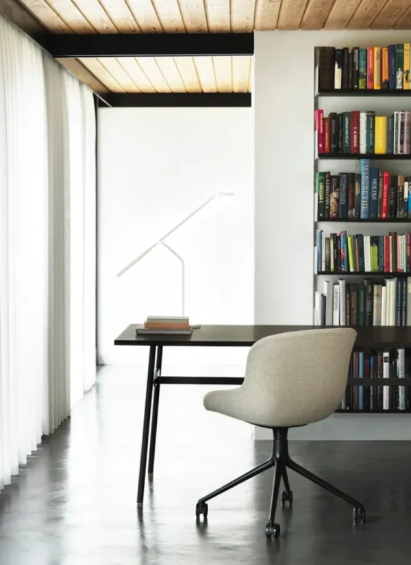 Normann Copenhagen Hyg stol med 4 hjul, svängbar, svart - svart läder Ultra