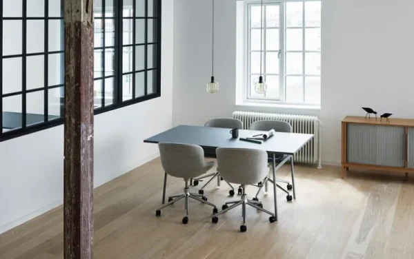 Normann Copenhagen Hyg stol med 5 hjul, svängbar, aluminium - Synergy 16