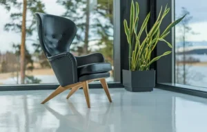 Ornäs Siesta fåtölj, ekben, svart läder