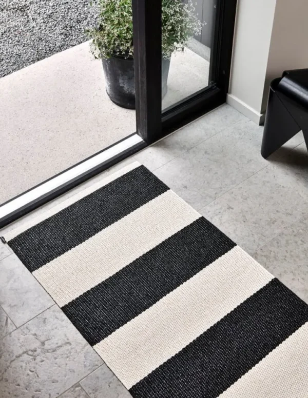 Pappelina Bob matta, 70 x 225 cm, svart - vanilj