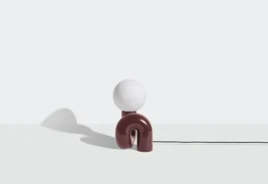 Petite Friture Neotenic bordslampa, 26 cm, körsbär