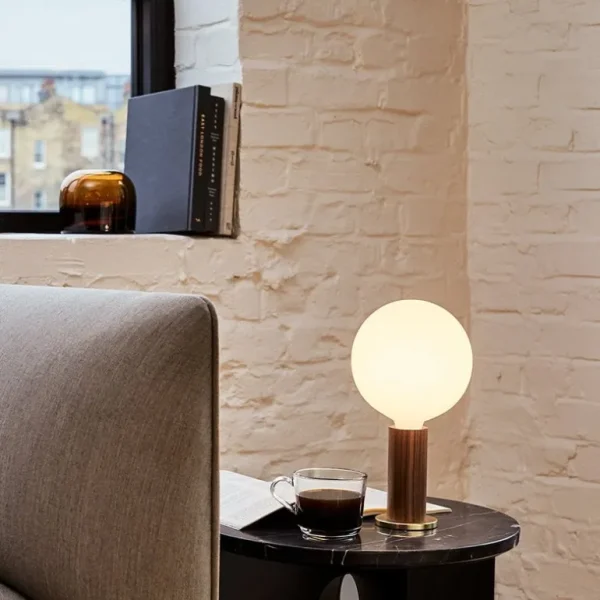 Tala Knuckle bordslampa med Sphere IV-lampa, valnöt